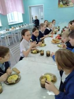 В школе существует комиссия,которая осуществляет контроль за выполнением санитарно- эпидемиологических требований к организации питания (фото - февраль 2023 г.)